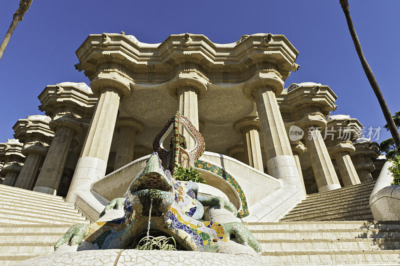 Parc Guell Gaudi的马赛克龙露台，西班牙巴塞罗那